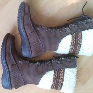 *SALE* UGG Boots Moccasin Style Size 5